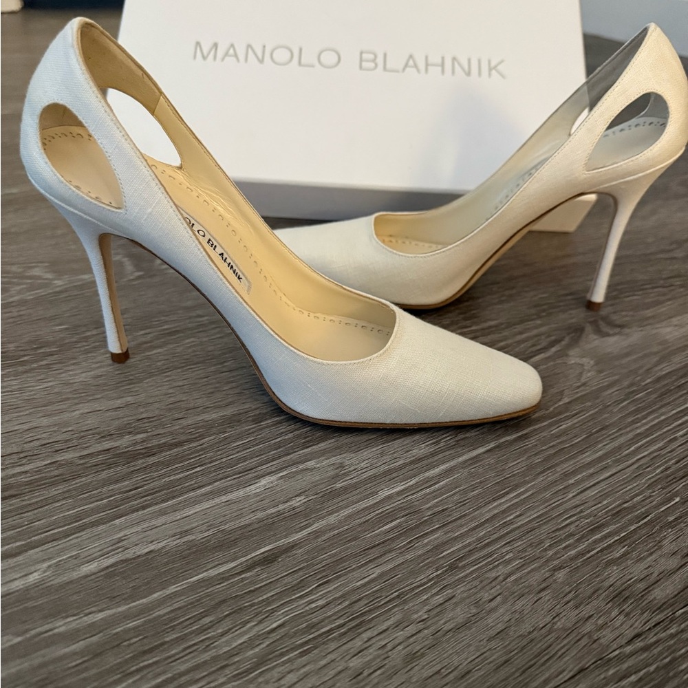 Manolo Blahnik White Pointed Slingback Stiletto Heels - Picture 2 of 7